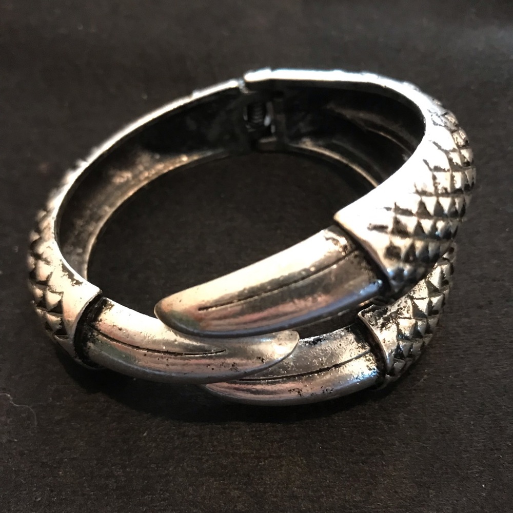Claw bracelet
